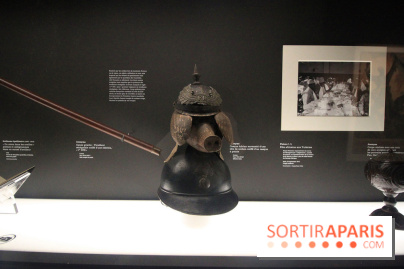 Exposition DADA au Musée de l'Orangerie - Casque adrian surmonté d'une tête de cochon coiffée d'un casque à pointe, anonyme, 1917