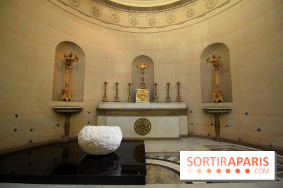 Un monde de plis à la chapelle Expiatoire