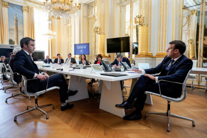 Coronavirus : la France n'a "jamais été en rupture de masques" affirme Macron 