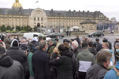 Paris : les restaurateurs en colère manifestent aux Invalides contre les nouvelles mesures 