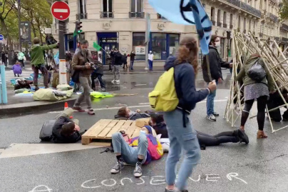 Paris : des manifestants d'Extinction Rebellion protestent devant le ministère de l'Écologie