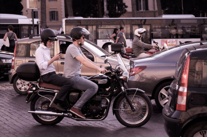 Deux-roues : la circulation entre les files de voiture interdite à partir du 1er février