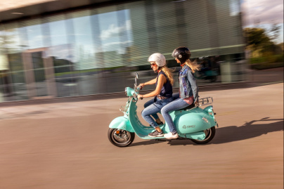Deux-roues à Paris : un guide des bonnes pratiques à adopter sur scooter électrique