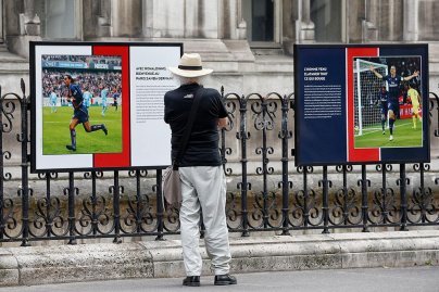 Le PSG célèbre ses 50 ans avec une exposition photo sur les grilles de l'Hôtel de Ville à Paris