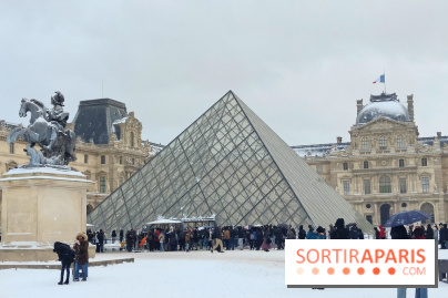 La Neige à Paris - Musée du Louvre pyramide
