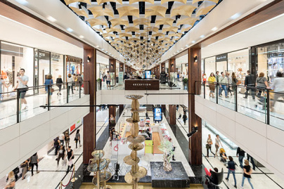 Deux stands beauté pendant les soldes 2019 à Parly 2