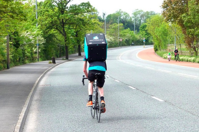 Coronavirus : les services de livraison de repas proposent la livraison sans contact