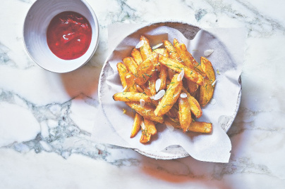 La recette des frites et ketchup maison de Stéphanie Le Quellec, cheffe du restaurant 2* La Scène