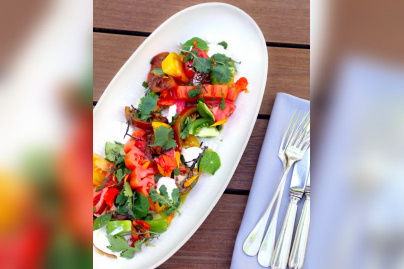 La recette de la salade de tomates x brousse de chèvre frais d'Armand Arnal, chef de La Chassagnette