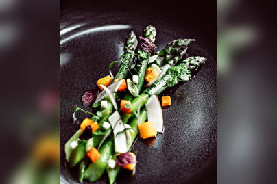 La recette des asperges vertes et mangue de Thomas Danigo, chef de l'hôtel Monsieur George