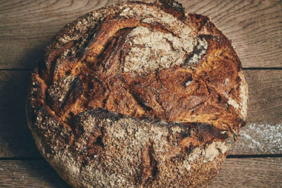 Benoit Castel fabrique un nouveau pain à partir des invendus de la veille