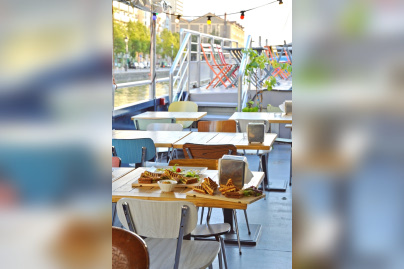 La Bougeotte, le bar à vin flottant amarré pour un temps dans le bassin de la Villette