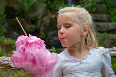 Des barbes à papa offertes aux enfants au triporteur du Boulanger de La Tour