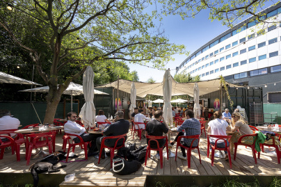 La grande terrasse végétalisée éphémère de Radioeat, le restaurant de la Maison de la Radio