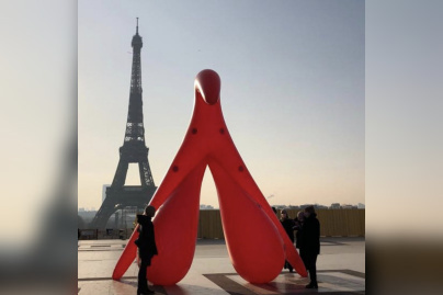 Journée internationale des droits des femmes 2021 : un clitoris géant devant la Tour Eiffel