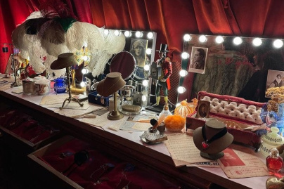 Un pop up store de bijoux magiques et son ambiance diseuse de bonne aventure à Paris