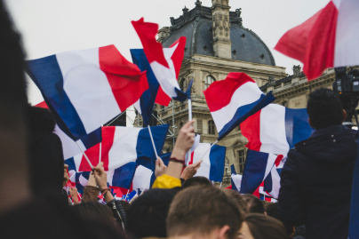 Pourquoi bleu, blanc, rouge ? Qui a créé le drapeau français ? 