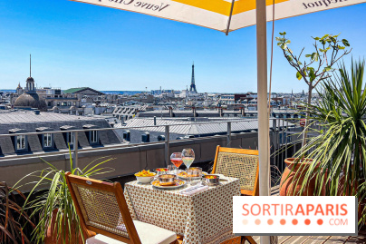 La terrasse estivale du Printemps Haussmann 2025 avec vue sur Paris et la Tour Eiffel