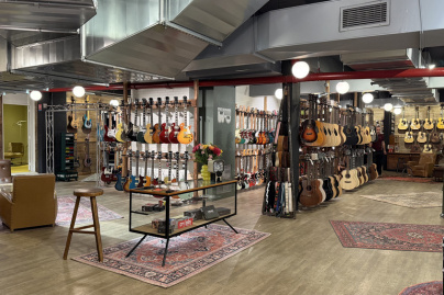 Paul Beuscher à Paris : l’adresse culte des musiciens rouvre avec guitares, concerts et studios