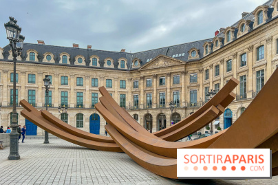 Les imposantes installations en acier de l'artiste Bernar Venet sur la Place Vendôme