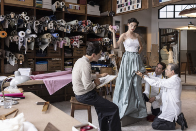 Une nouvelle série sur le couturier Balanciaga