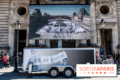 JR investit la place de la Pyramide du Louvre pour ses 30 ans