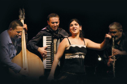 Cirque Romanes Tzigane : "Lignes de la main jusqu'au coude !"