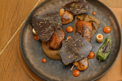 Le Sergent Recruteur - Pigeon à peine fumé, grillé, purée de haricot noir au paprika et origan, pimentos de Padrôn, gavotte au cacao