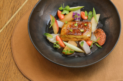 Le Sergent Recruteur - Foie gras de canard poché dans une sangria aux légumes et fruits blancs, pamplemousse à la flamme et rhubarbe