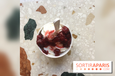 Glace à l'italienne yaourt / fraises pochées