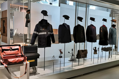 Sous toutes les coutures : une exposition sur le vêtement de travail au Musée Postal