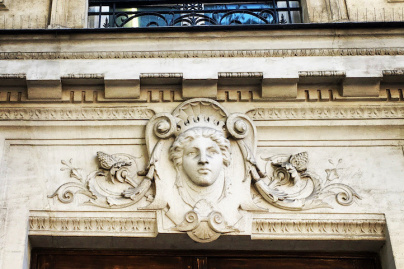 Pourquoi y a t-il des visages au-dessus des portes d'immeubles à Paris ?
