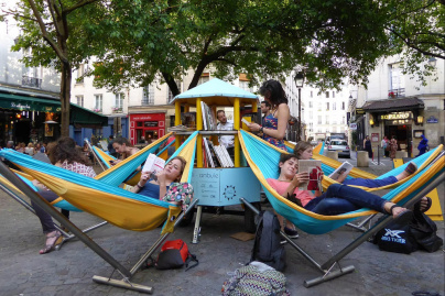 Bibliambule, une bibliothèque ambulante avec des hamacs pour lire au calme