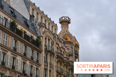 Que cache cette façade et ce toit en forme de bouchon de champagne ?