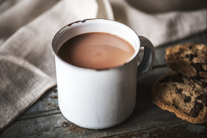 Une distribution gratuite de chocolat chaud par le Père Noël de l'Equipe de France à Paris