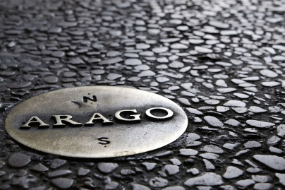 Partez sur les traces des médaillons Arago et leurs secrets, cachés sous nos pieds dans Paris