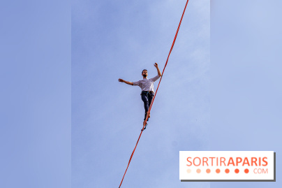 Le Funambule Nathan Paulin traverse le Trocadéro de la Tour Eiffel au Théâtre Chaillot