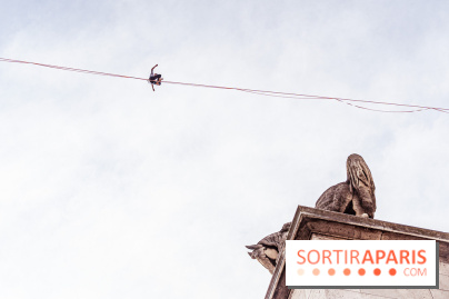 Le Funambule Nathan Paulin traverse le Trocadéro de la Tour Eiffel au Théâtre Chaillot