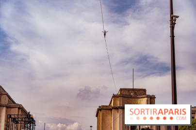 Le Funambule Nathan Paulin traverse le Trocadéro de la Tour Eiffel au Théâtre Chaillot