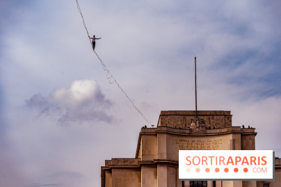 Le Funambule Nathan Paulin traverse le Trocadéro de la Tour Eiffel au Théâtre Chaillot