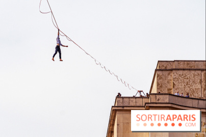 Le Funambule Nathan Paulin traverse le Trocadéro de la Tour Eiffel au Théâtre Chaillot