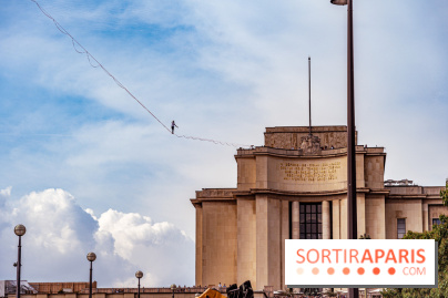 Le Funambule Nathan Paulin traverse le Trocadéro de la Tour Eiffel au Théâtre Chaillot