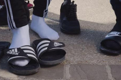 Le port des claquettes-chaussettes interdit dans un lycée de Seine-Saint-Denis