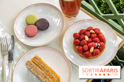 La terrasse fleurie de Ladurée à Paris sur les Champs-Elysées