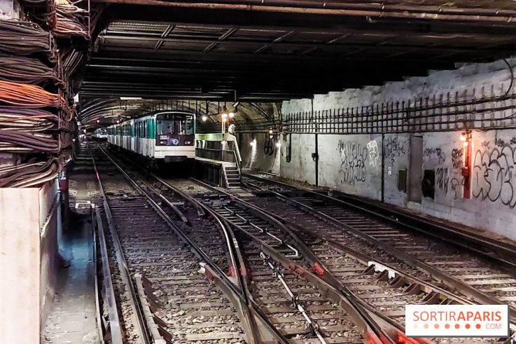 дождливой ночью у метро 