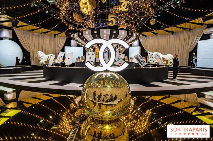 Exposition Le Grand Numéro de Chanel au Grand Palais Éphémère à Paris - Sigle Chanel
