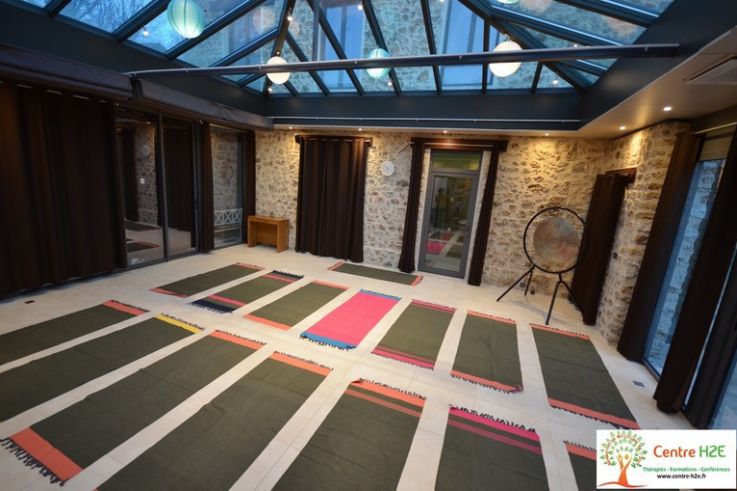 Le centre relaxant H2E et Gîte des Prés de Garnes - pyramide tapis yoga 50 pct