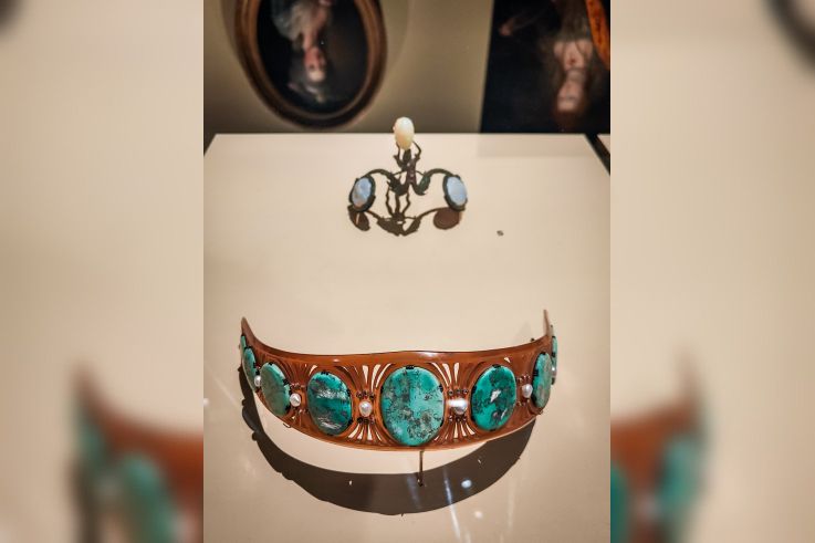 Des cheveux et des poils, l'exposition poilante du musée des Arts décoratifs - nos photos