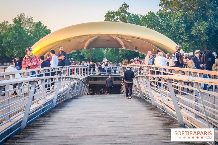 Nuit Blanche 2023 : une installation inoubliable sur la passerelle Léopold Sédar Senghor !