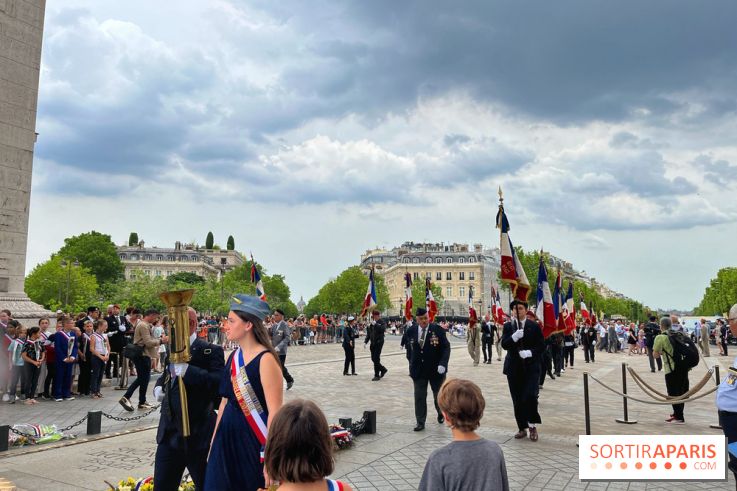 Assistez Au Ravivage De La Flamme Sur La Tombe Du Soldat Inconnu Sous L ...